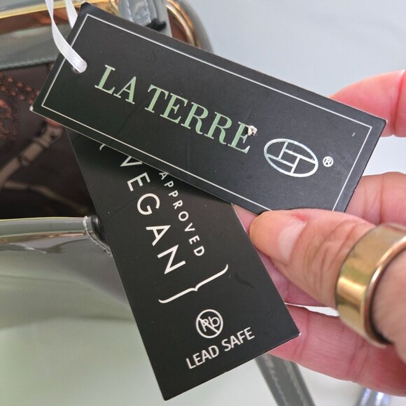 La Terre NWT Mid Century Style Gray Vegan Patent Leather Double Kiss Lock Purse - Picture 5 of 7